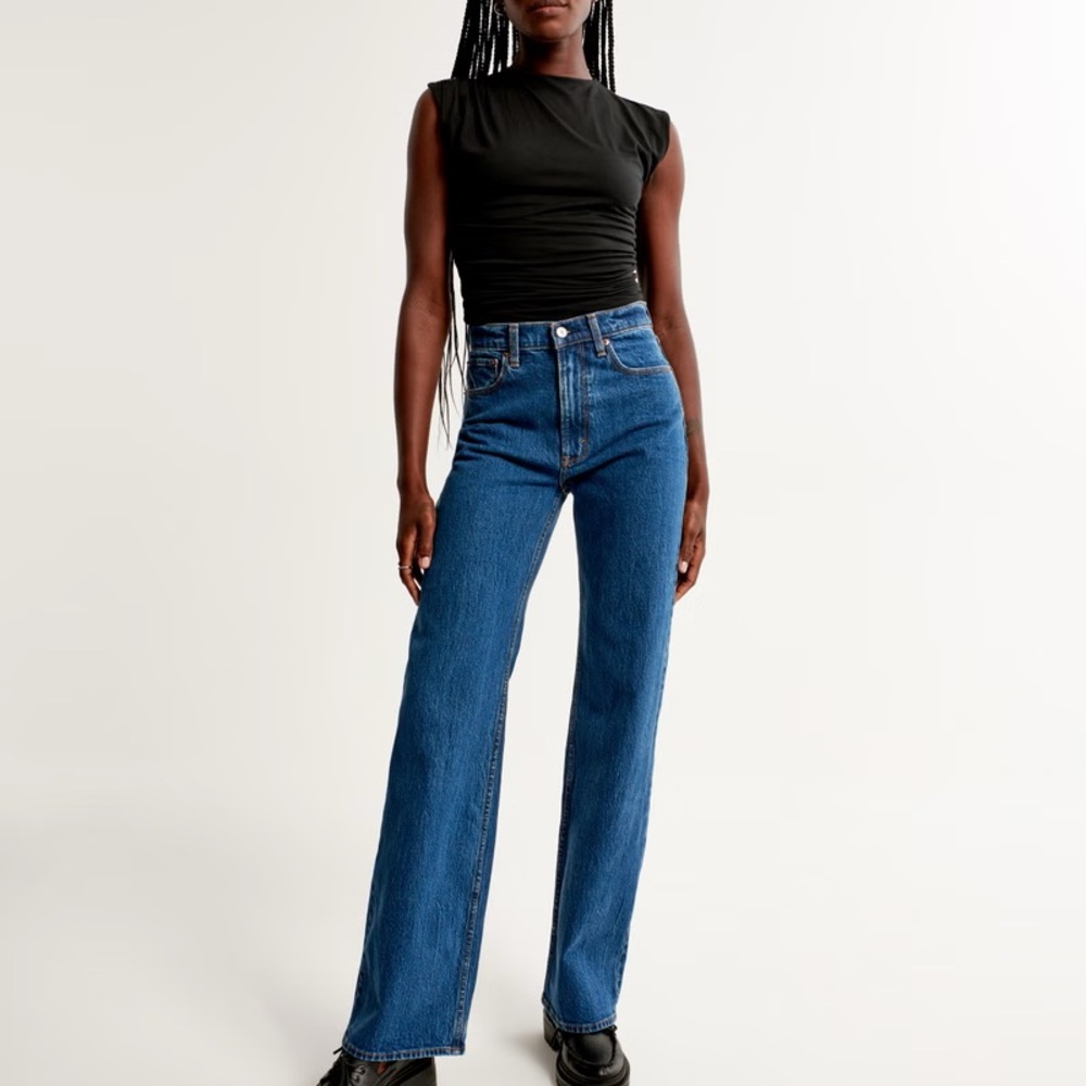 Abercrombie & Fitch Women's Straight Leg Jeans in Medium Blue
